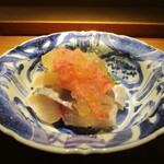 もと井 - 鯵の酢〆、桜のジュレがけ：鯵の酢〆に 茗荷と胡瓜が添えてあります。　今年の春はゆっくりと桜見物ができませんでしたが、桜のジュレで 名残の桜を楽しみます。　　　　2020.05.09