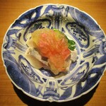 もと井 - 鯵の酢〆、桜のジュレがけ：鯵の酢〆に 茗荷と胡瓜が添えてあります。　今年の春はゆっくりと桜見物ができませんでしたが、桜のジュレで 名残の桜を楽しみます。　　　　2020.05.09