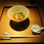 もと井 - 鰻の蓮蒸し：皮がサクッ！ パリッ！ な 厚みのある 大ぶりの鰻が 蓮蒸しにされ、餡がかけられています。 木の芽が彩を添えています。 　　　　　2020.05.09