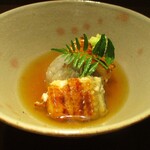 もと井 - 鰻の蓮蒸し：皮がサクッ！ パリッ！ な 厚みのある 大ぶりの鰻が 蓮蒸しにされ、餡がかけられています。 木の芽が彩を添えています。 　　　　　2020.05.09