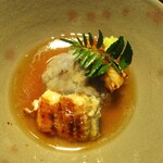 もと井 - 鰻の蓮蒸し：皮がサクッ！ パリッ！ な 厚みのある 大ぶりの鰻が 蓮蒸しにされ、餡がかけられています。 木の芽が彩を添えています。 　　　　　2020.05.09