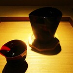 もと井 - 冷酒・徳利：真野鶴 純米原酒無濾過生 日本酒度+20以上、旨味の有る超辛口です 1,000円（税別）。　漆 100％のお銚子セットで頂きました。　　　　　2020.05.09