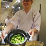 もと井 - 土鍋炊き込みご飯：筍のひめ皮と こごみ、桜えびの土鍋炊き込みご飯です。　大将が、炊き上がったばかりの 土鍋の蓋を取って、みなさんに紹介した瞬間に、炊き込みご飯の素晴らしい香りが 店内いっぱいに広がります。　　　　　2020.05.09