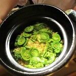 もと井 - 土鍋炊き込みご飯：筍のひめ皮と こごみ、桜えびの土鍋炊き込みご飯です。　大将が、炊き上がったばかりの 土鍋の蓋を取って、みなさんに紹介した瞬間に、炊き込みご飯の素晴らしい香りが 店内いっぱいに広がります。　　　　　2020.05.09