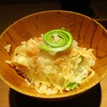 もと井 - 土鍋炊き込みご飯：筍のひめかわと こごみ、桜えびの土鍋炊き込みご飯です。　大将が、炊き上がったばかりの 土鍋の蓋を取って、みなさんに紹介した瞬間に、炊き込みご飯の素晴らしい香りが 店内いっぱいに広がります。　ごはんは、お替りできますョ！　　　　2020.05.09