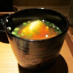 もと井 - 味噌汁：お出汁が良く効いて、柔らかで、大豆の旨味がする豆腐と、大き目の浅利が入っていて とても美味しいですネ！　　　　　2020.05.09