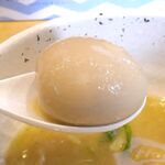 らーめん銀杏 - 味玉は黄身が半熟で、出汁の旨味が染みて美味しさ爆発！