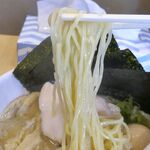 らーめん銀杏 - 麺はモチモチ食感の中太麺で、表面にザラつきがあることが功を奏して濃厚な鶏白湯スープが良く絡みます！