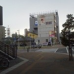 Kashikoubou Eibon - 西鉄高架下から遠目に見えるお店の図