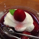 日の出 - イチゴのコンフォートとバニラアイスのワインシロップがけ