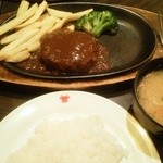 肉の万世 - ハンバーグランチ。熱々。