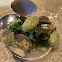 RISTORANTE IL NODO - 小坪漁港の愉快な仲間たち（ヒラメ、はまぐり、アサリ、わかめ）と北海道グリーンアスパラ、モモジカサ