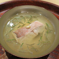 富小路 やま岸 - 赤甘鯛(八幡浜)とじゅんさい(広島)のお碗