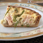 ル ボークープ - サーモンとアスパラソバージュのキッシュ1,200円+税
