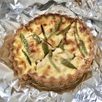 ル ボークープ - サーモンとアスパラソバージュのキッシュ1,200円+税