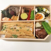 はらまさ - 手前に穴子寿司、４つの仕切りに様々な副菜