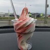 赤井川村山中牧場ソフトクリーム　ミルキー店 - いちごミックス 290円