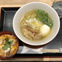 焼鳥 鳥せい 北浦和店 - 「鶏ダシそば」850円に麺類注文限定の「親子丼ハーフ」500円