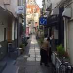 オオクサ - 路地のさらに奥に進む・・・都心でこの風情が残るのはもう荒木町くらいしかないかな