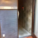 オオクサ - 入口のドアは開放されていて換気十分です