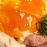 オオクサ - やや固めの半熟玉子に奥久慈鷄のムネ肉がちょこんと乗っています