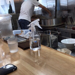 ぶたのほし - とんこつ混ぜ混ぜ中の店主♪