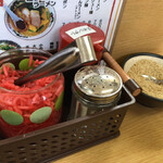 江ちゃんラーメン - 卓上の調味料などです