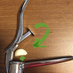 江ちゃんラーメン - 粒の生にんにくを緑色のように入れてから