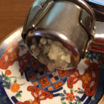 江ちゃんラーメン - 潰されたにんにくがジョボっと出てきます