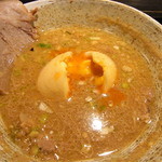山元麺蔵 - つけ汁のラー卵をぶちゅっと♪