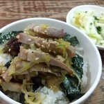 支那ソバ かづ屋 - ネギチャーシュー丼、キャベツ漬