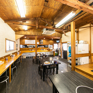 店内はカウンター、テーブル席、お子様連れはお座敷もどうぞ。