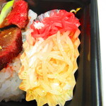 YAKINIKU BISTRO 石鎚 - 石鎚ステーキ重　１０００円（税込）惣菜のアップ【２０２０年５月】