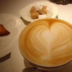 コート ドール - プティフールとカプチーノ