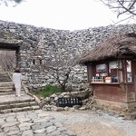 ザ・リッツ・カールトン沖縄 - 平郎門、右が受付（ここでチケットを渡す）