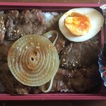 焼肉けやき - カルビ弁当  ¥1550。
            
            一食¥1500だから半チャンセットにチンカチンカの冷やっこいルービー程度。
            
            ではあるけど、弁当でこの値段は躊躇するな。
            
            旅のお供ならおのぼりさんにもなるんだけど。
            
            