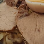ケンチャンラーメン - パサパサ系のチャーシューですが、旨い。
