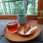 キトクラスカフェ - キャラメルチーズケーキ（350円）。アイス国産紅茶（400円）。珈琲（400円）