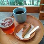 キトクラスカフェ - キャラメルチーズケーキ（350円）。アイス国産紅茶（400円）。珈琲（400円）
