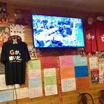 Hiroshima Okonomiyaki Dokkoi - 奥には會澤翼選手が来店した時のサインもあります。