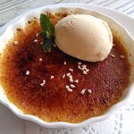 れんまるカフェ - 和三盆ブリュレは表面がカリカリしていて中はとろりと滑らか。アイスクリームは優しい甘さでした