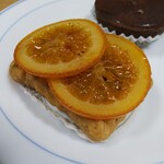 オーボンヴュータン - タルト オー オランジュ。ホールとカットの両方ありましたが、カットの方を購入。