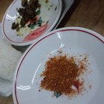 ラーメン・餃子 大勝 - おにぎりと辛子高菜の相性は比類なきﾚﾍﾞﾙ。手前はｲﾀｽﾞﾗで出された激辛唐辛子