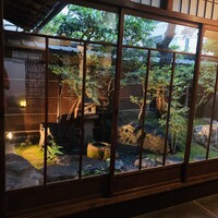 モトイ - 玄関横の庭