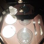 ザ・リッツ・カールトン沖縄 - その上にはカップと皿