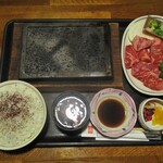 Yoshiya - ランチ焼肉 1,000円 + 肉の大盛り 500円 + ご飯の大盛り 100円 ＝ 1,600円（税別）。　　　　2020.05.23