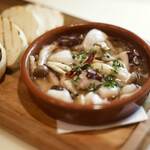 章魚和蘑菇的大蒜橄欖油風味鍋