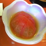 蕎麦 阿き津 - お通し、北本産冷やしトマト、湯剥きして鰹出汁につけて冷やしたもの