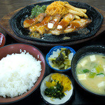 角屋食堂 - 「ポークチャップ定食」（780円）。これは純和食ですよね！？