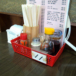 角屋食堂 - 卓上の様子。うちわ！ 11番テーブルに座りました。ちょうどお店の真ん中。